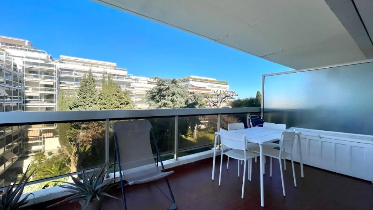 Ideal Vacation Apartment In Juan-Les-Pins, With A Pool And 5 Minutes From The Beach Antibes